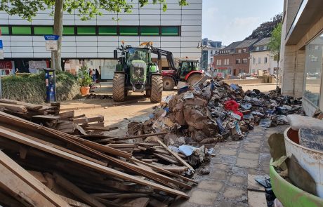 Müllberge und Bagger in der Euskirchener Innenstadt nach der Flutkatastrophe.