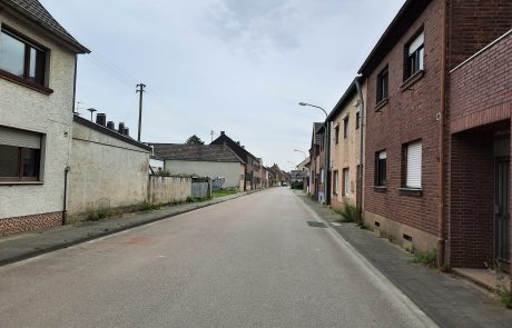 Ein leere Straße in Morschenich-Alt. Niemand ist zu sehen.