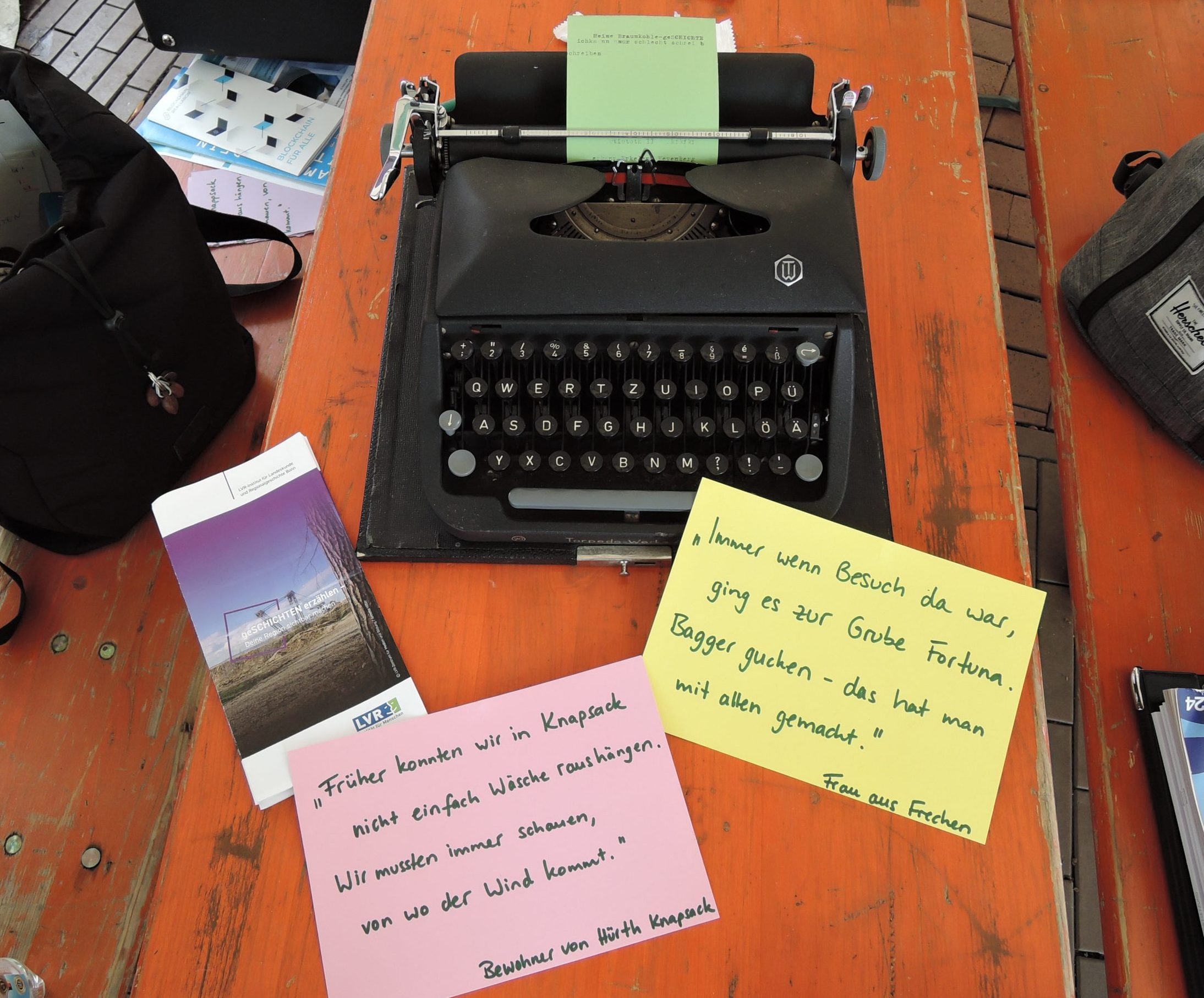 Schreibmaschine und bunte Zettel mit Zitaten zum Leben im Revier.