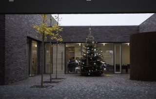Weihnachtsbaum vor dem Gemeinschaftshaus in Keyenberg (neu).