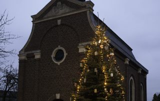 Ein geschmückter Tannenbaum vor der Kirche in Berverath.